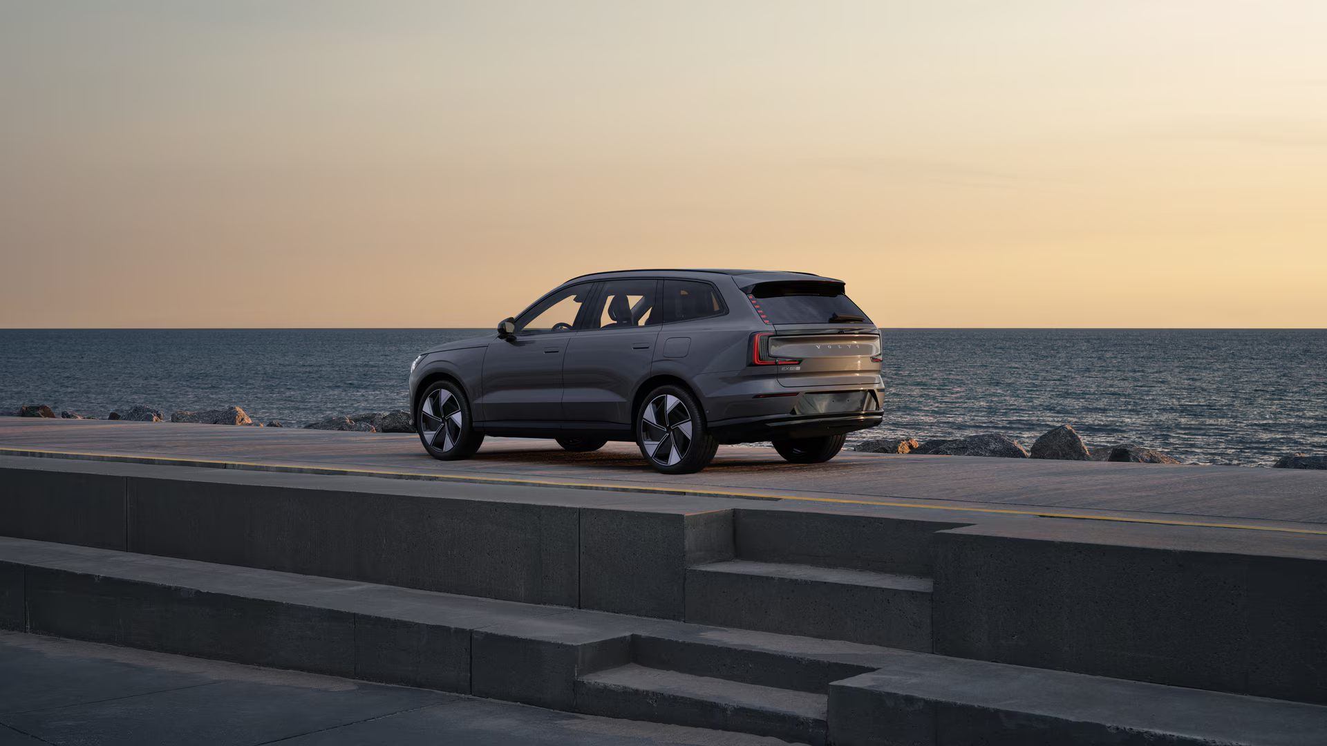 VOLVO EX90